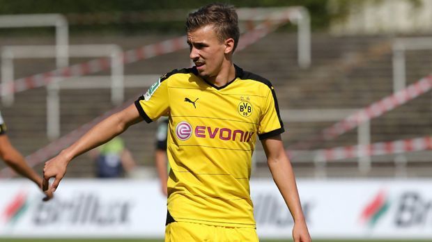
                <strong>David Sauerland (18 Jahre)</strong><br>
                David Sauerland (18 Jahre). Der zentrale Mittelfeldspieler wechselte 2013 aus der Jugend von Preußen Münster zu Borussia Dortmund. Im Finale wurde er zwar "nur" eingewechselt, ist aber für die Truppe dennoch wichtig. Sauerland gehört ebenfalls zum deutschen U18-Team.
              