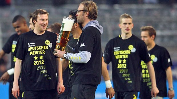 
                <strong>Meister 2012</strong><br>
                Meister 2012: Fast schon ein gewohntes Bild gab es am Saisonende. Borussia Dortmund verteidigte den Meistertitel in der Bundesliga. Die Westfalen beendeten die Spielzeit mit acht Punkten Vorsprung vor Verfolger Bayern München - doch der Rekordmeister hatte die Gelegenheit zur Revanche.
              