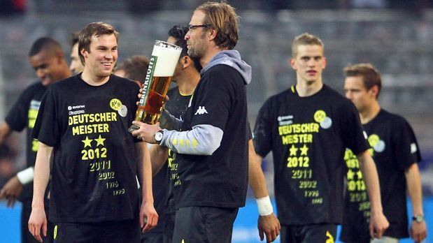 <strong>2011/2012: Borussia Dortmund nach 7 Punkten Rückstand<br></strong>Der BVB hatte nach sechs Spieltagen einen Rückstand von sieben Punkten auf den FC Bayern. Dann drehte das Team von Jürgen Klopp auf. Nach der Hinrunde waren es nur noch drei Zähler Rückstand, am 30. Spieltag legte die Borussia dann mit einem 1:0 im direkten Duell den Grundstein für den Titelgewinn mit am Ende acht Punkten Vorsprung auf den Erzrivalen.