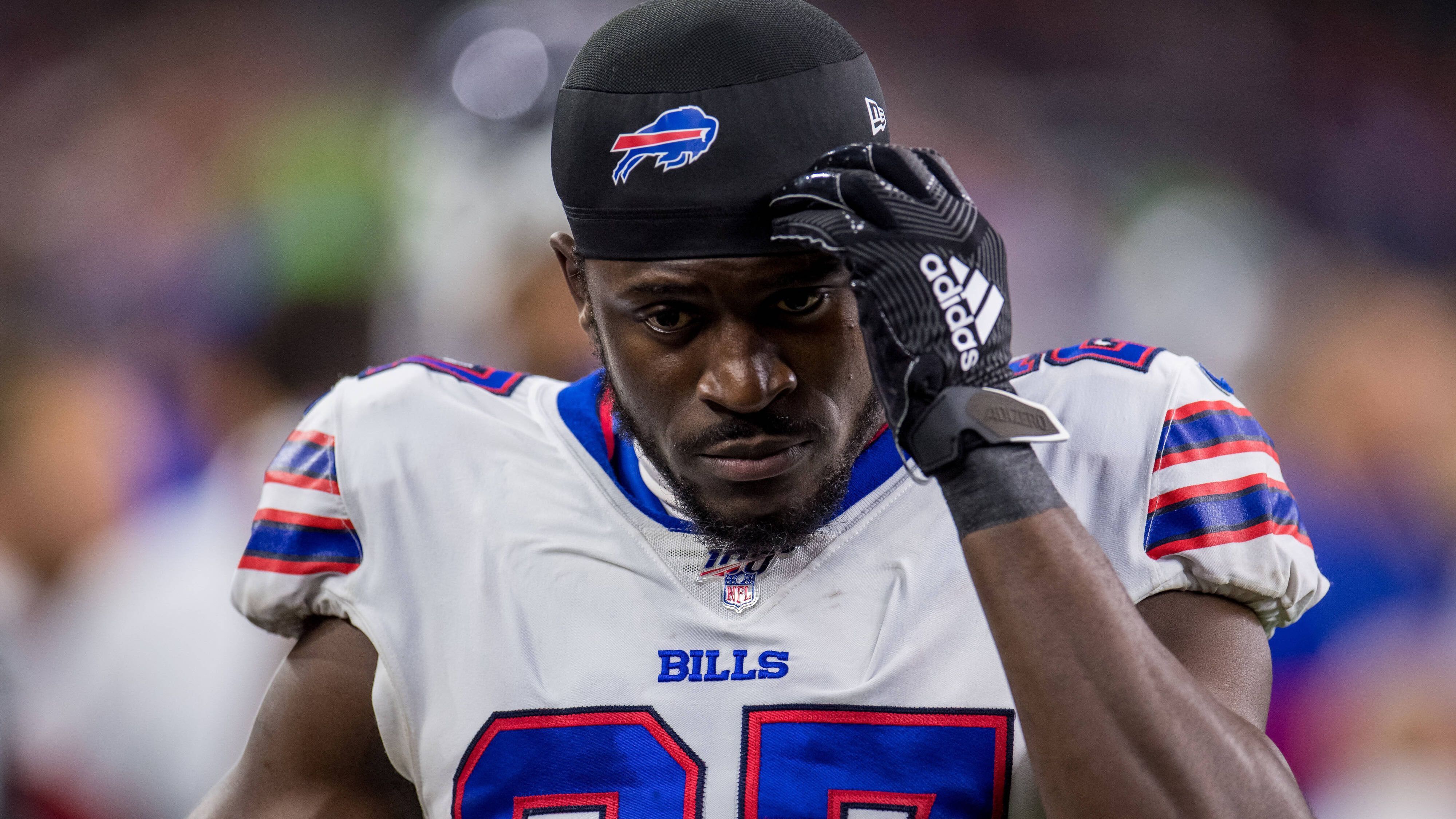 
                <strong>Tre'Davious White (Buffalo Bills)</strong><br>
                Der Sieg gegen die New Orleans Saints kommt den Buffalo Bills teuer zu stehen. Star-Cornerback Tre'Davious White verletzte sich im zweiten Viertel des Thanksgiving-Spiels am Knie und kehrte danach nicht mehr auf das Feld zurück. Wie die Bills nun offiziell vermeldeten, haben Tests ergeben, dass sich der 26-Jährige das Kreuzband gerissen hat und diese Saison nicht wieder aufs Feld zurückkehren wird. Der zweimalige Pro-Bowler erlaubte während der Partie keine einzige Reception und zählt auf seiner Position zu den besten Spielern in der NFL. ran zeigt weitere Spieler, die die restliche Saison komplett verpassen.
              