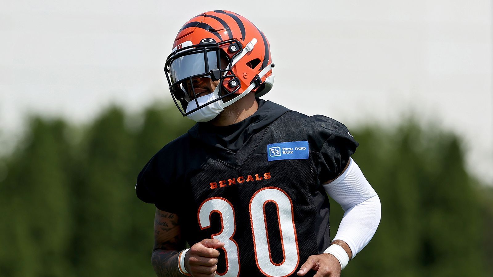 
                <strong>Jessie Bates Madden Rating: 91</strong><br>
                ran-Sicht: Zu niedrigWer bei den Cincinnati Bengals spielt, hat ohnehin Probleme, große Anerkennung zu generieren. Jessie Bates hat diese Anerkennung verdient. Der Safety ließ in der Saison 2020/21 lediglich 178 Yards in seiner Deckung zu, sammelte drei Interceptions und vereitelte zwölf Pässe. Obwohl die Bengals keinen guten Pass Rush hatten, obwohl die Bengals auf der Cornerback-Position Probleme hatten und obwohl die Offensive, besonders in der zweiten Saisonhälfte, nur für wenig Entlastung sorgen konnte. Bates gehört zu den besten Free Safeties der Liga und verfügt über eine Reichweite und Instinkte, die nur wenige in der Liga haben. ran-Rating: 
              