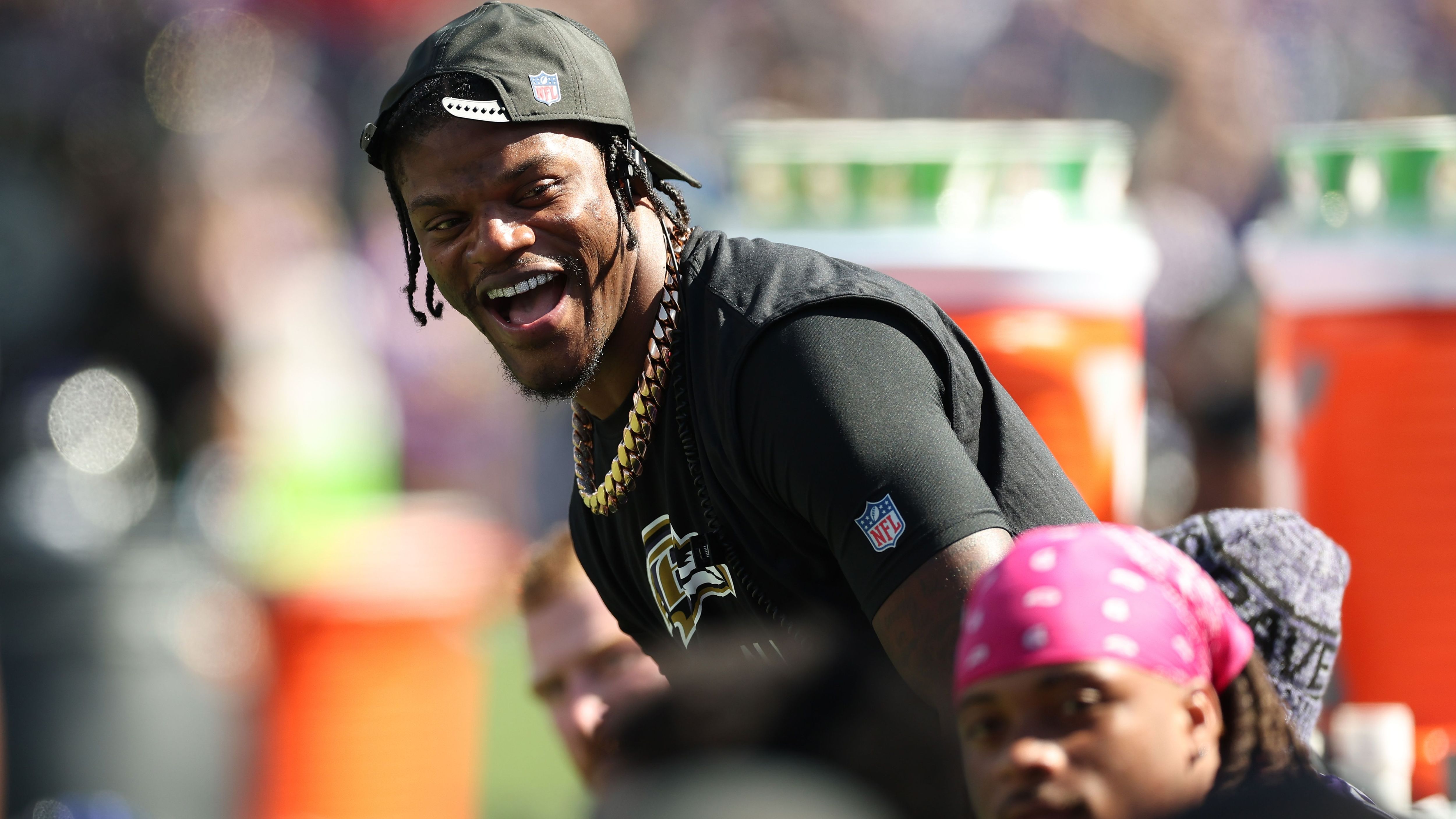 <em><strong>Lamar Jackson (Baltimore Ravens)</strong><br>Nichts wird es mit dem Comeback von Lamar Jackson im Spiel seiner Baltimore Ravens gegen die Chicago Bears. Zwar stand der Star-Quarterback nach mehreren Wochen Abstinenz auch am Freitag wieder auf dem Trainingsplatz. Doch am Sonntag steht er noch nicht wieder zur Verfügung, weshalb Tyler Huntley starten wird. Jackson peilt laut "ESPN" das Thursday Night Game bei den Miami Dolphins an.</em>