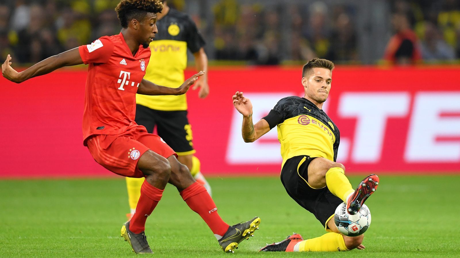 
                <strong>Julian Weigl</strong><br>
                Verteilt viele Querpässe, setzt dabei auch nur selten einen Ball daneben. Wenn er es vertikal versucht, dann sind die Pässe oft zu ungenau. In der zweiten Hälfte etwas mutiger mit seinen Pässen, die ganz gefährliche Aktion gelingt ihm aber nicht. Defensiv mit hoher Laufbereitschaft, wirft sich auch mal in einen Schussversuch. ran-Note: 3
              