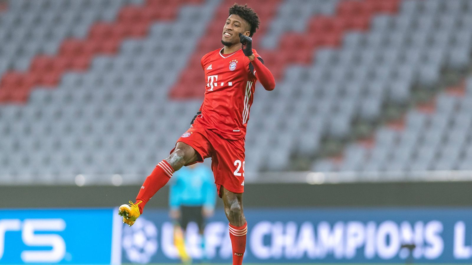 
                <strong>Mittelfeld: Kingsley Coman (FC Bayern München)</strong><br>
                Ein wichtiger Vorlagengeber ist auch der Linksaußen der Münchener. So war der flinke Franzose in den vergangenen Partien fast an allen Toren beteiligt und sorgte so dafür, dass die Bayern keine Niederlage kassierten. Auch wenn Coman immer mal wieder mit Verletzungen zu kämpfen hat, beweist er regelmäßig in fittem Zustand, dass er nur sehr schwer aufzuhalten ist.
              