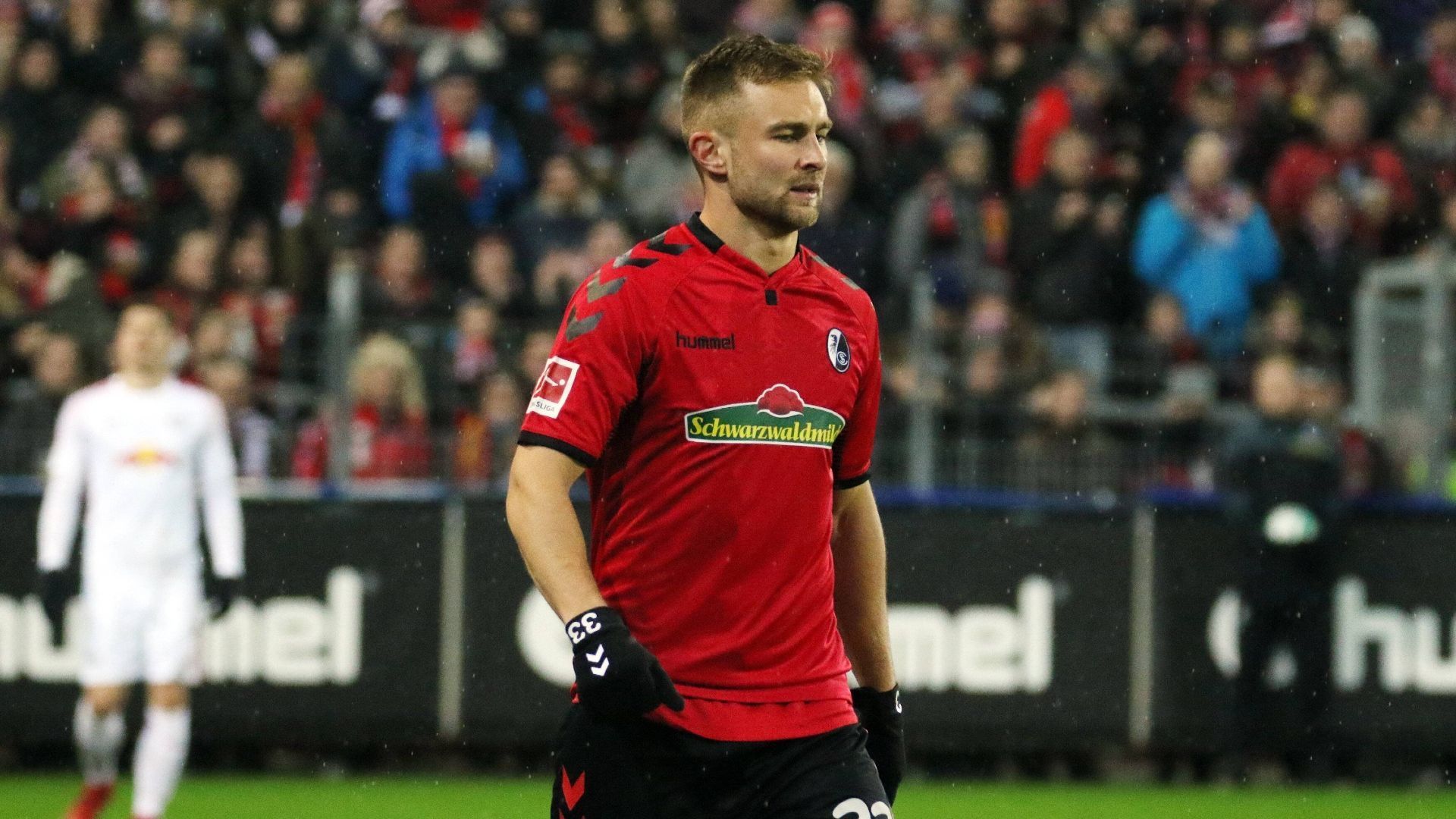 
                <strong>SC Freiburg: Caleb Stanko</strong><br>
                "Ein Transfer, der von einigen als weniger erfolgreich angesehen wird, ist der Transfer von Caleb Stanko zum SC Freiburg. Stanko wechselte 2013 vom FC Cincinnati zum SC Freiburg. Er galt als vielversprechendes Talent im defensiven Mittelfeld. Allerdings konnte Stanko während seiner Zeit beim SC Freiburg keine nachhaltige Wirkung auf das Team haben. Er konnte sich nicht als Stammspieler etablieren und hatte Schwierigkeiten, sich in der Bundesliga zurechtzufinden."
              