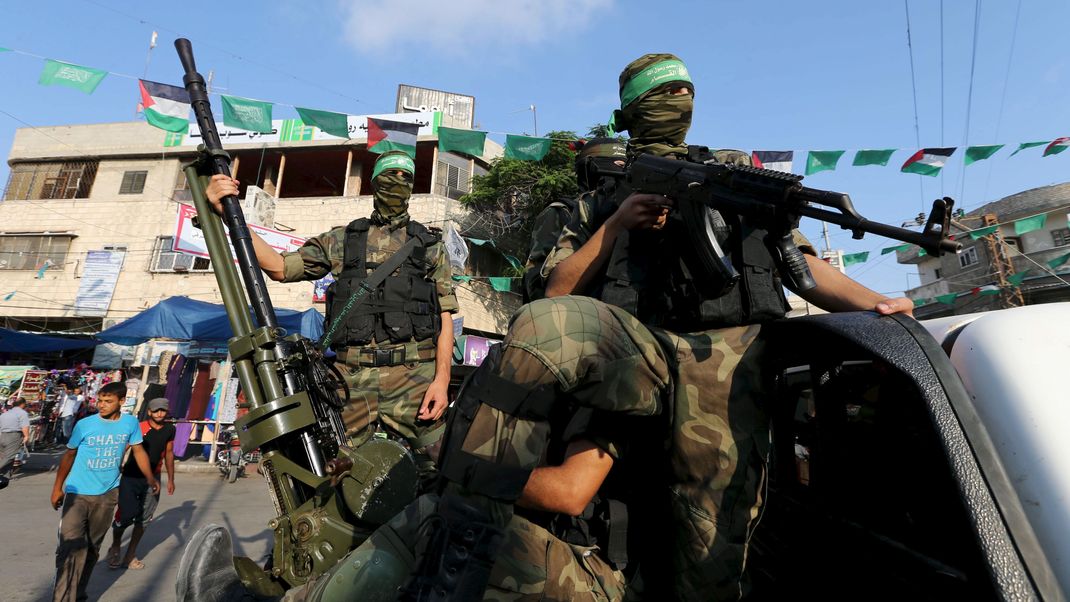 Mitglieder der al-Qassam-Brigaden, des bewaffneten Flügels der Hamas-Bewegung, nehmen an einer Militär-Parade im Gazastreifen teil. (Archiv)
