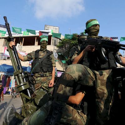 Mitglieder der al-Qassam-Brigaden, des bewaffneten Flügels der Hamas-Bewegung, nehmen an einer Militär-Parade im Gazastreifen teil. (Archiv)