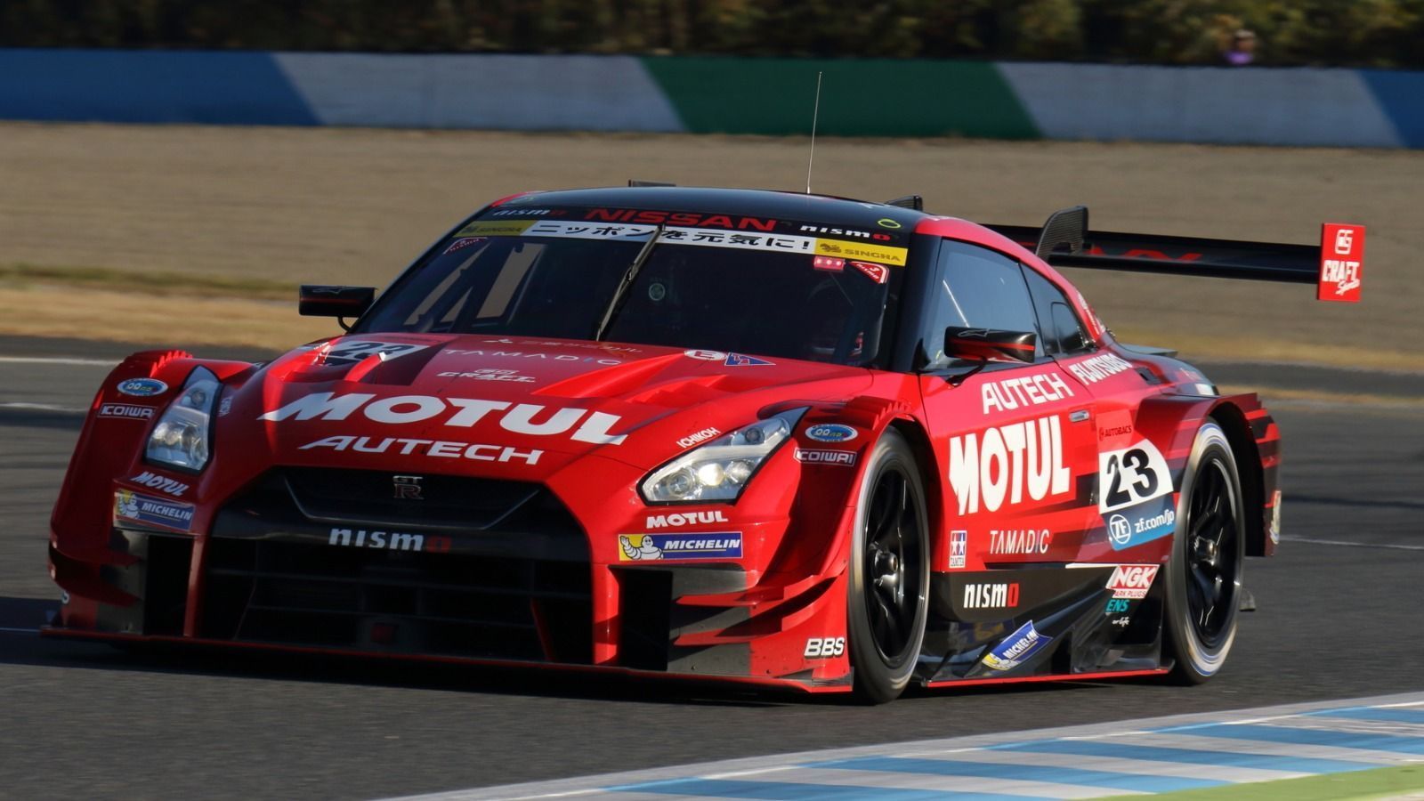 
                <strong>Nissan GT-R</strong><br>
                Quintarelli und Matsuda werden sich in einem Nissan GT-R abwechseln, bei dem es sich um den Prototypen der aktuellen DTM-Generation handelt. Das liegt daran, dass die GT-R-Silhouette von der ITR als optimale aerodynamische Grundform eines DTM-Autos definiert wurde, an die die Autos von Audi, BMW und nun Aston Martin angepasst wurden.
              