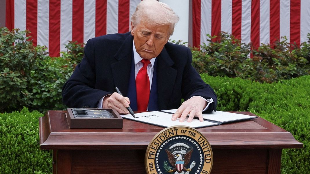 Die von US-Präsident Trump (Bild) angekündigten XXL-Zölle setzen den Dax unter Druck.