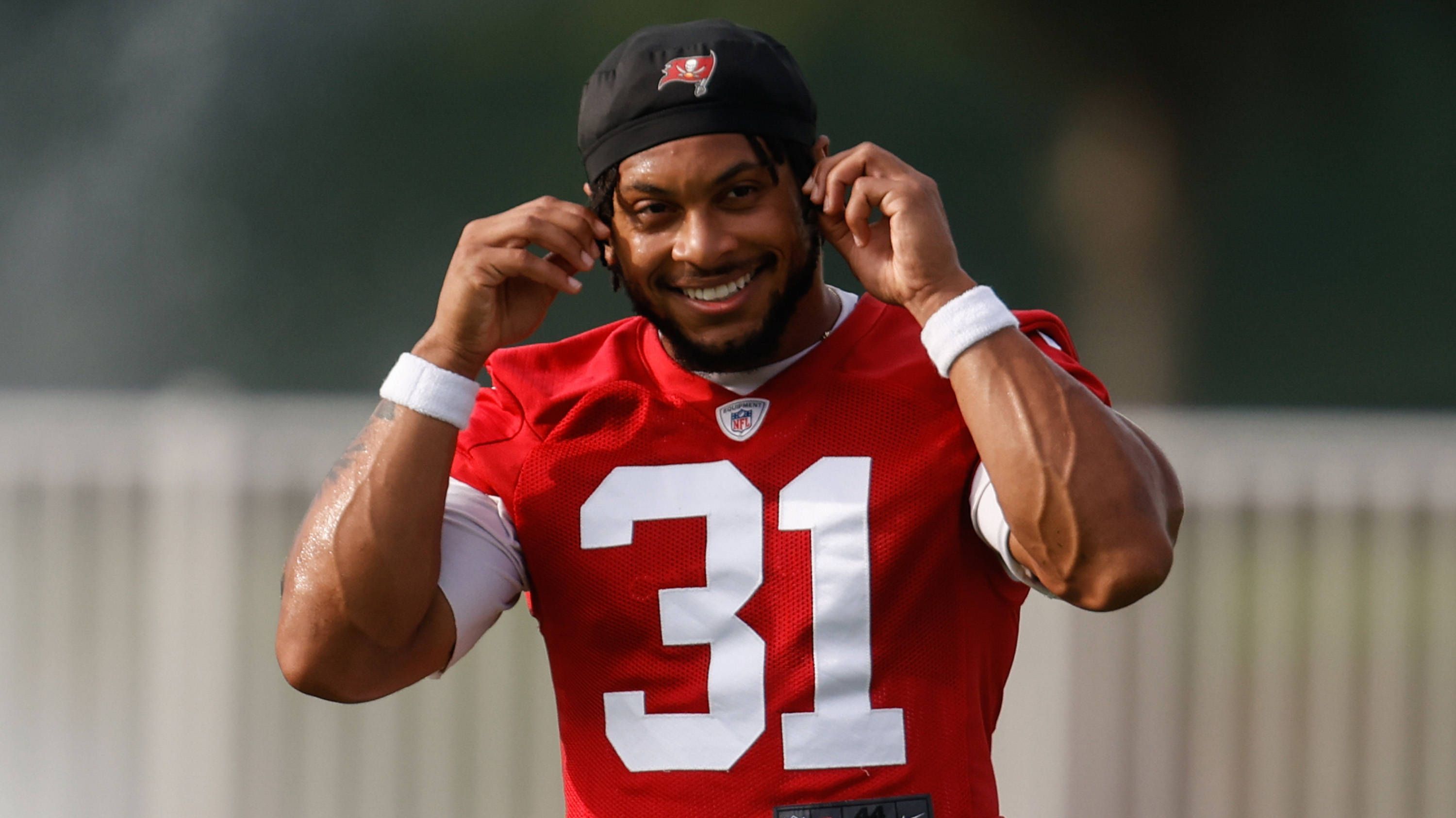 <strong>Safety: Antoine Winfield Jr. (Tampa Bay Buccaneers)</strong> <br>Antoine Winfield Jr. ist ein lebendes Stoppschild und der <em><strong>ran</strong></em>-MVP auf der Safety-Position. Besonders bei dritten und vierten Versuchen des Gegner dreht der 25-Jährige auf. Er ist ein elementarer Bestandteil der Zukunftspläne der Bucs.