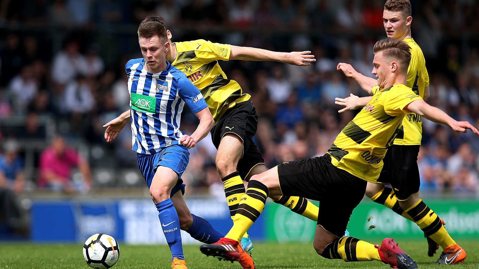 
                <strong>Julius Kade</strong><br>
                Julius Kade wird bereits im Profikader von Hertha BSC geführt, konnte sich mit 19 Jahren bislang aber nur einmal in der Europa League im offensiven Mittelfeld beweisen. Den Großteil seiner Einsätze bestritt er für die A-Jugend, in der er in 21 Spielen acht Tore und eine Vorlage verbuchte. Kade wird sich wohl demnächst verstärkt in der Regionalliga-Mannschaft beweisen dürfen, wo er Pal Dardai in einem Trainingsspiel gegen die Profis auch schon einmal als Linksverteidiger auffiel.
              
