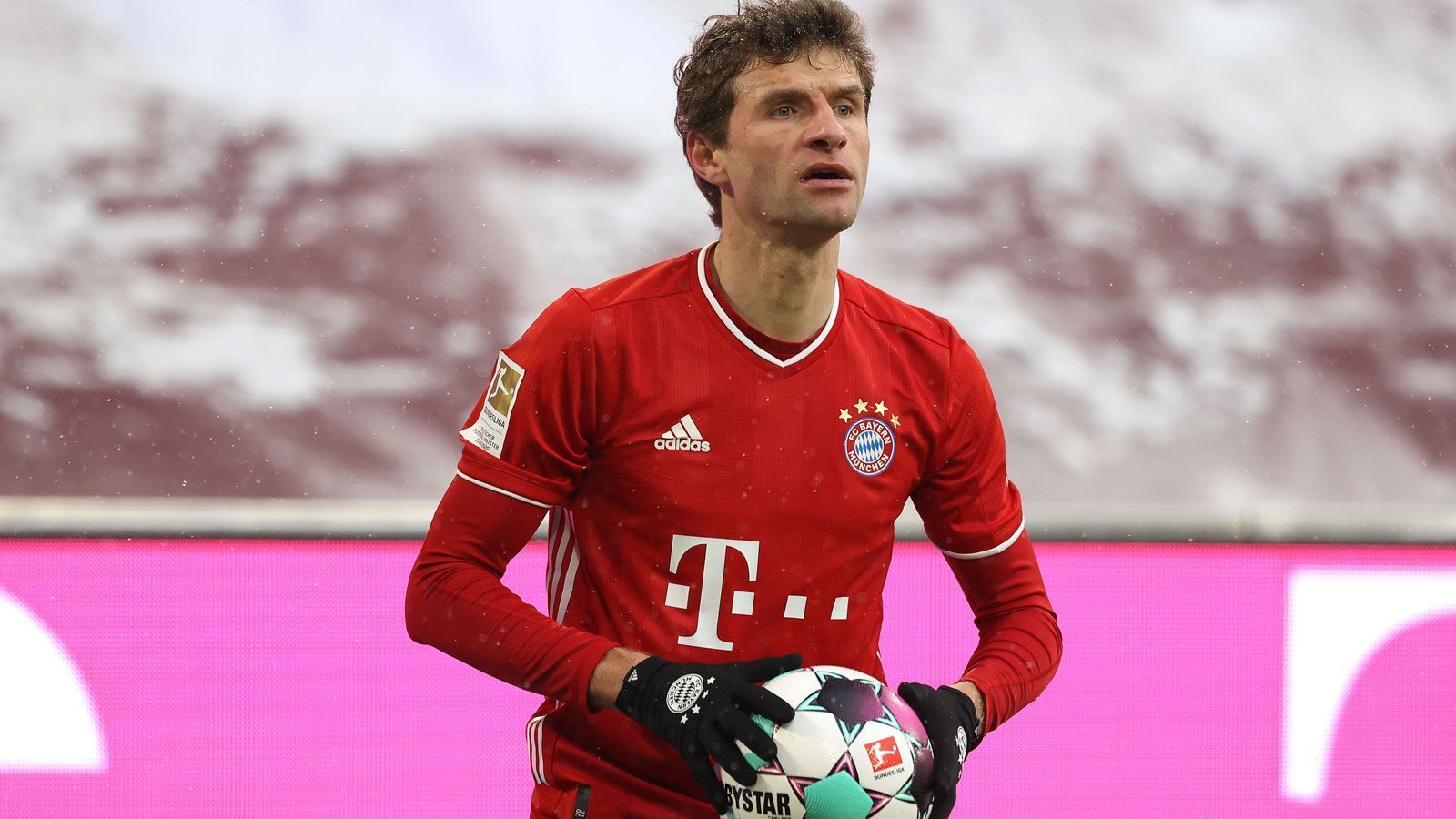 
                <strong>Thomas Müller</strong><br>
                Eigentlich im Zentrum angesiedelt lässt er sich immer wieder auf den rechten Flügel fallen und sorgt dort für Gefahr. Sobald er involviert ist, wird es gefährlich für Hoffenheim. Hat in der 15. Minute das Tor auf dem Fuß, als er nach einer Coman-Flanke in den 16er aus halbrechter Position zum Lupfer ansetzt aber nur die Latte trifft. Kurz vor der Pause macht er es besser. Nach Lewandowskis Vorarbeit erzielt er aus rund 16 Metern das 2:0 für die Bayern. In der zweiten Halbzeit etwas müder, weshalb er in der 74. Minute für Choupo-Moting ausgewechselt wird. Trotzdem ran-Note: 2
              