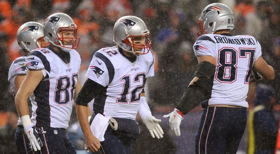 
                <strong>Gewinner: New England Patriots</strong><br>
                Die ersten vier Spiele ohne Tom Brady, ein verletzter Rob Gronkowski und dennoch stehen die New England Patriots am Ende der Regular Season auf Platz eins der AFC. Mit einer Bilanz von 14 Siegen bei nur zwei Niederlagen spielen die "Pats" ihre beste Saison seit 2010 und sind Hauptfavorit auf den Super-Bowl-Titel. Und Brady stellt mit 28 Touchdowns bei nur zwei Interceptions eine nie zuvor dagewesene Meisterleistung auf.
              