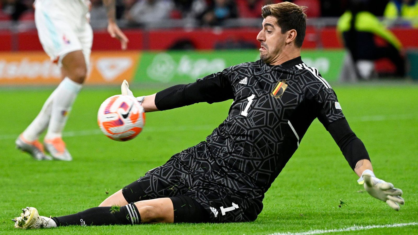 
                <strong>Schlüsselduell: Torwart</strong><br>
                In der vergangenen Saison wehrte Thibaut Courtois fast alles ab, was auf sein Tor flog, als könne er hellsehen oder als habe er einen Spiderman-Sinn. Wo der Ball war, war Courtois schon längst. Doch was kaum ein Gegner vollbrachte, schaffte sein Körper: Der Ischias zwang den Belgier in die Knie. Seit rund einem Monat vertritt ihn Ersatzkeeper Andriy Lunin. Doch ersetzt werden kann ein Courtois nicht. Deswegen fragt sich ganz Madrid, ob der Torhüter zum Clasico zurückkehrt. 
              