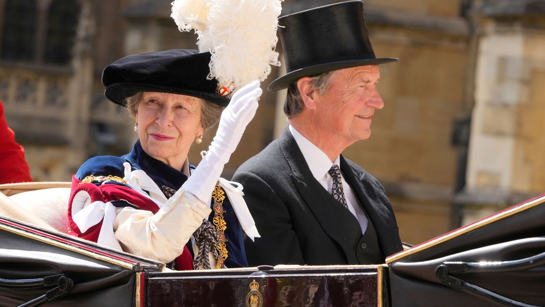 Prinzessin Anne und ihr Ehemann Tim Lawrence fahren in einer Kutsche, nachdem sie an der Zeremonie des Hosenbandordens in der St.-Georgs-Kapelle von Schloss Windsor teilgenommen haben.