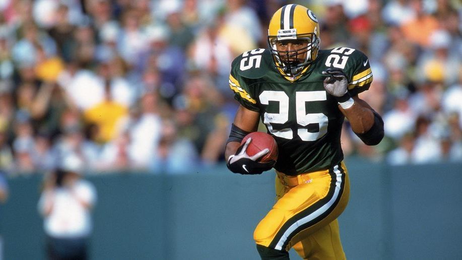 <strong>2000 - Dorsey Levens</strong><br>Bevor der Running Back der Packers auf dem Madden-Cover erschien, verhalf Dorsey Levens seinem Team zu mehreren Playoff-Runs. 1999 sammelte er über 1.400 Rushing Yards und wurde in den Pro Bowl gewählt. Nachdem Levens auf dem Cover stand, war nichts mehr so wie vorher: Er kämpfte mit Wadenproblemen, spielte seine schlechteste Saison und wurde im Folgejahr von den Packers entlassen.
