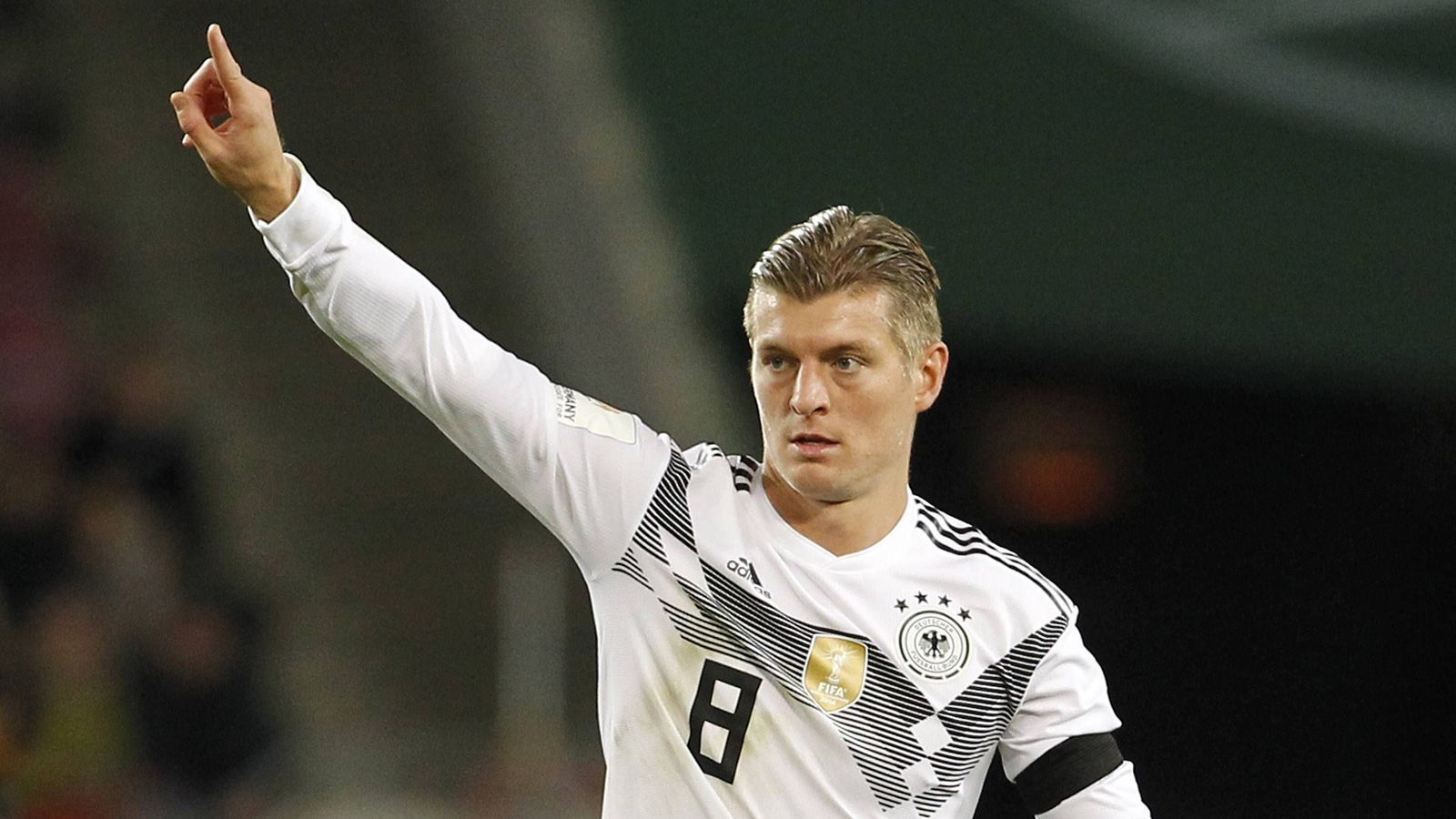 
                <strong>Toni Kroos</strong><br>
                Nummer 8: Toni Kroos (Real Madrid), Mittelfeld, 28 Jahre, 86 Länderspiele, 13 Tore
              