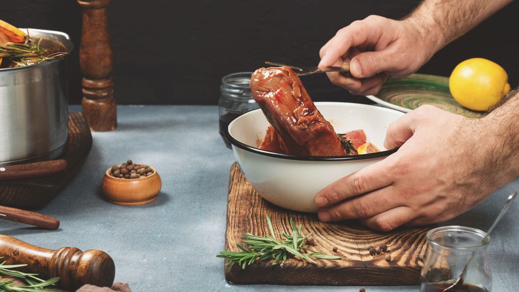 Mit Marinade bekommen Fleisch, Fisch und Tofu einen Aroma-Kick.