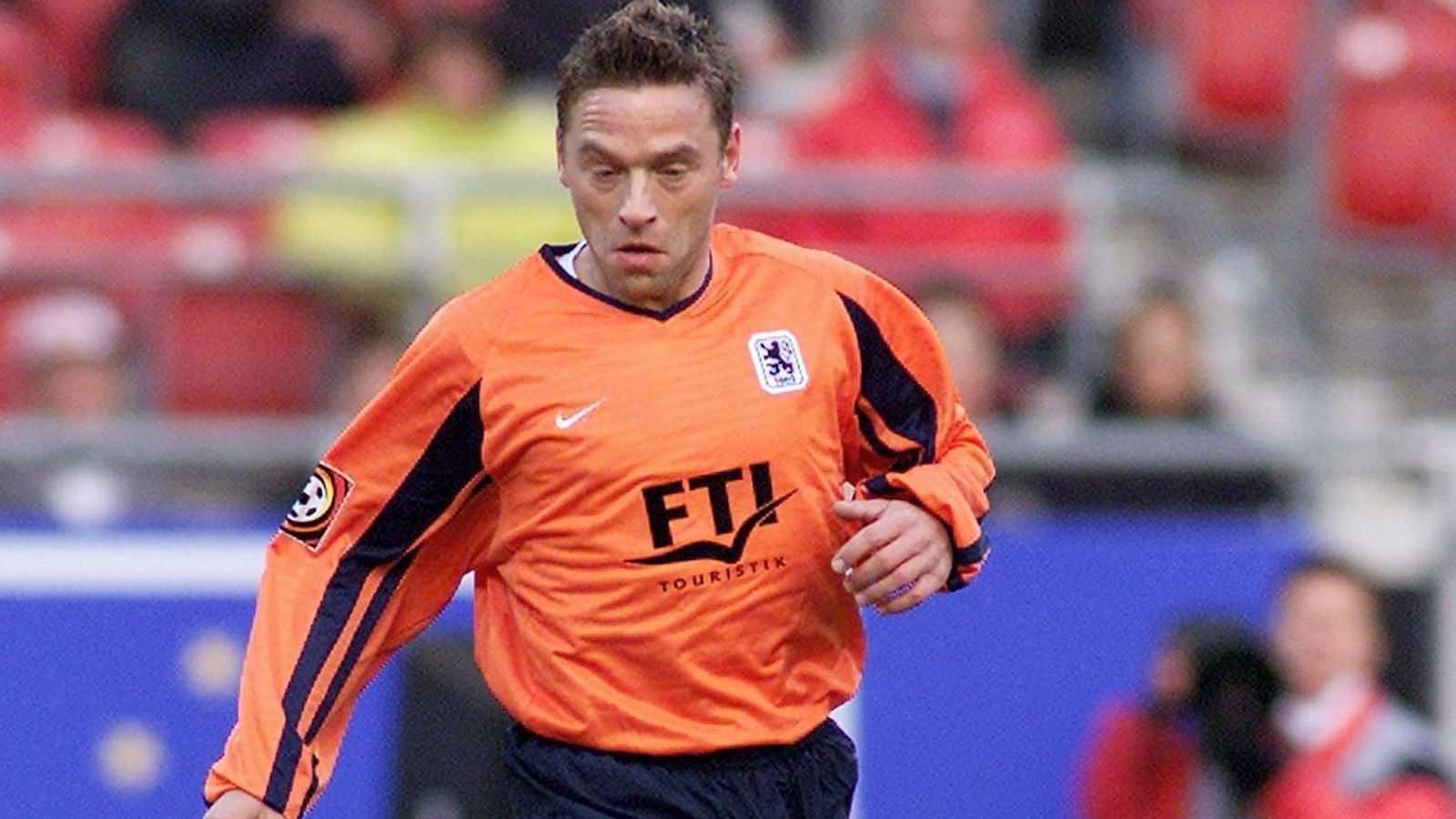 
                <strong>Mittelfeld: Thomas Häßler</strong><br>
                Der Weltmeister von 1990 trug vier Jahre das Trikot von 1860 München. Mit Thomas Häßler belegten die "Löwen" in der Bundesligasaison 1999/2000 sogar den vierten Platz, scheiterten aber anschließend in der Qualifikation zur Champions League. 2003 wurde der Vertrag mit dem 101-maligen deutschen Nationalspieler aus Kostengründen nicht verlängert.
              