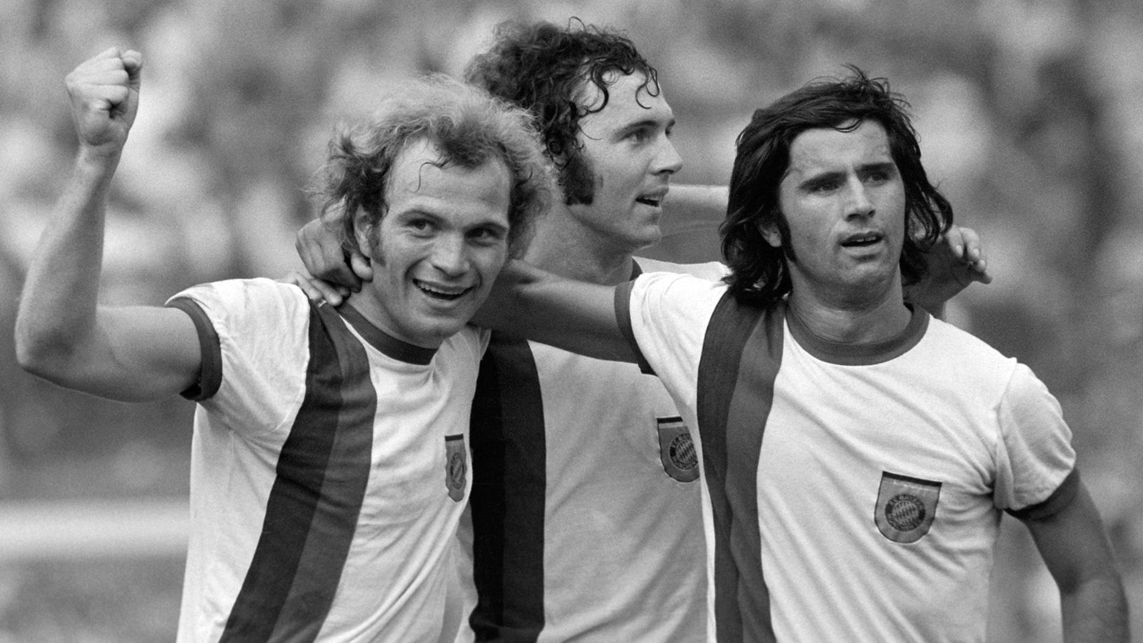 
                <strong>Hoeneß und Müller: Bomber-Duo der Bundesliga</strong><br>
                Zusammen mit Gerd Müller (re.) bildet Uli Hoeneß zwei Jahre in Folge das torgefährlichste Sturm-Duo der Bundesliga: In den Spielzeiten 1971/72 und 72/73 schießen sie zusammen jeweils 53 Tore. Den Rekord brechen erst 2009 die Wolfsburger Edin Dzeko und Grafite. 1992 holt Hoeneß seinen einstigen Sturmpartner Müller, der zuvor unter starken Alkoholproblemen litt, als Assistenztrainer zur zweiten Mannschaft des FC Bayern.
              