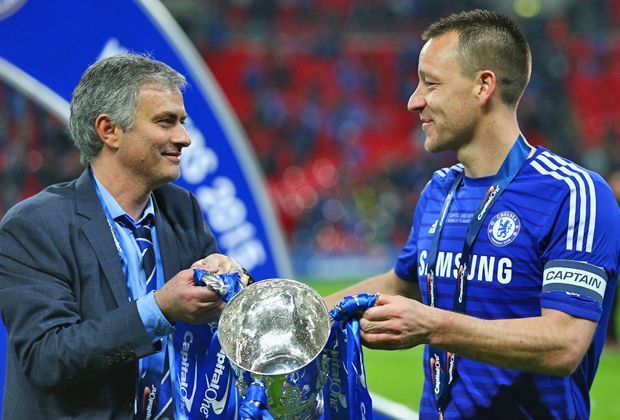 
                <strong>Innenverteidigung: John Terry</strong><br>
                John Terry und Jose Mourinho haben eine besondere Beziehung. Unter dem Star-Trainer wurde der mittlerweile 34-Jährige Engländer zum Leistungsträger. Er ist auch in der zweiten Mourinho-Ära absoluter Stammspieler bei Chelsea.
              
