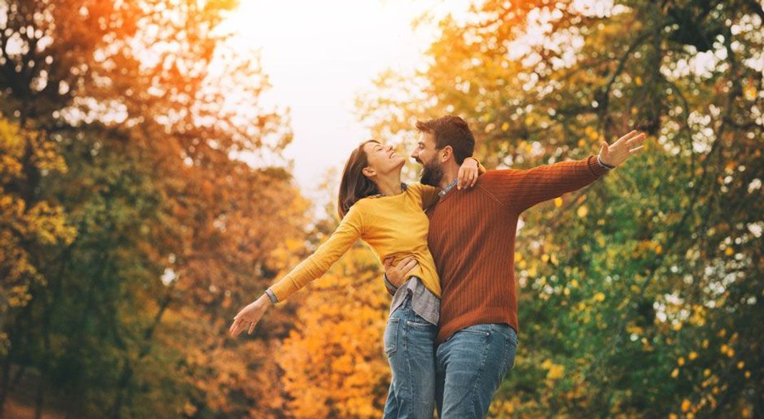 Ein romantisches Date im herbstlichen Wald kann magisch sein.