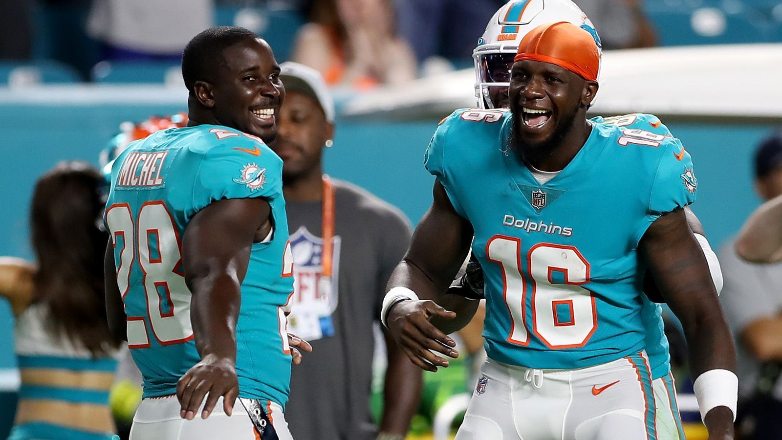 
                <strong>Sony Michel (Running Back) und Mohamed Sanu (Wide Receiver)</strong><br>
                Die Miami Dolphins haben sich im Zuge einer größeren Entlassungswelle vor dem endgültigen Roster-Cut vom Offensivduo Sony Michel und Mohamed Sanu getrennt. Der Running Back kam nach seinem Super-Bowl-Sieg mit den Los Angeles Rams erst im Mai zu den Fins, muss sich jetzt vor der Saison aber schon nach einem neuen Team umschauen. Sanu kam sogar erst im Juli nach Miami, der 33-Jährige konnte in der Preseason aber nicht überzeugen und steht nun ohne Franchise da.
              