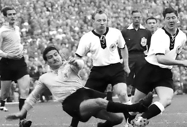 
                <strong>WM 1958</strong><br>
                Uwe Seeler präsentiert das Model für die Weltmeisterschaft in Schweden, hier im Spiel gegen Argentinien. Deutschland gewinnt dank schickem Schnürkragen mit 3:1 - scheitert aber später im Halbfinale am Gastgeber.
              