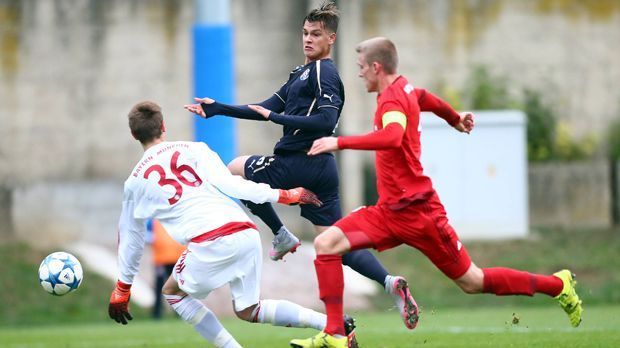 
                <strong>Christian Früchtl</strong><br>
                Zweimal kam der 15-Jährige bereits für die deutsche U16-Nationalmannschaft zum Einsatz und soll für die Teilnahme am Bayern-Trainingslager sogar eine Einladung des DFB zum U16-Trainingscamp in Spanien abgesagt haben.
              