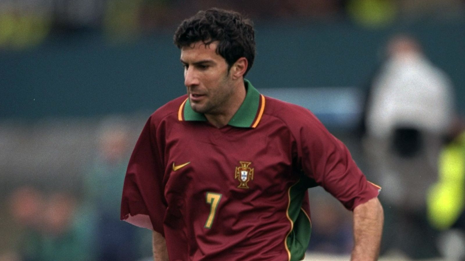 
                <strong>1994 - Luis Figo (Portugal)</strong><br>
                Als Kopf der "Goldenen Generation" war Luis Figo schon vor der U21-EM 1994 eine feste Größe in der A-Nationalmannschaft Portugals. Neben Figo gehörten auch spätere Stars wie Rui Costa oder Jorge Costa zum Team, das 1991 die U20-WM gewann. Im Endspiel um den EM-Titel 1994 durfte Figo wieder mitmischen, nachdem er zuvor gesperrt war, und der spätere Star von Barcelona und Real Madrid glänzte. Dennoch unterlag Portugal den Italienern in der Verlängerung mit 0:1. Besonders bitter: Im Senioren-Bereich blieb der "Goldenen Generation" ein Titel auf Nationalmannschafts-Ebene verwehrt. Heute ist Figo als Funktionär tätig.
              