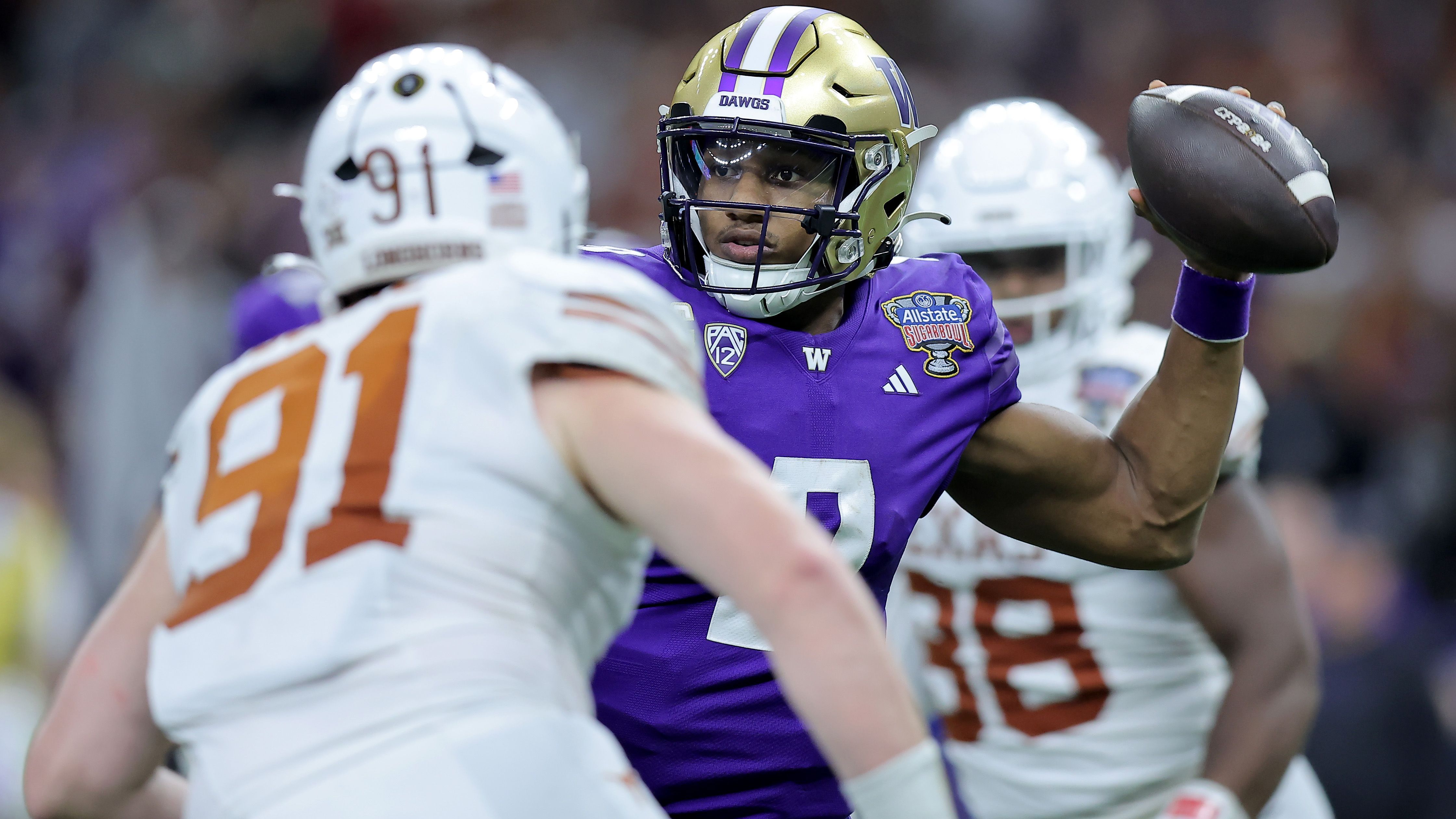 <strong>2. Michigans Pass Rush</strong><br>Gegen T’Vondre Sweat und Byron Murphy, die besten Defensive Lineman der Texas Longhorns und das beste derartige Duo im College Football, hat Washington nichts zugelassen. Penix hatte verblüffend viel Zeit und konnte in den wenigen Druckmomenten mit seiner Beweglichkeit ausweichen.