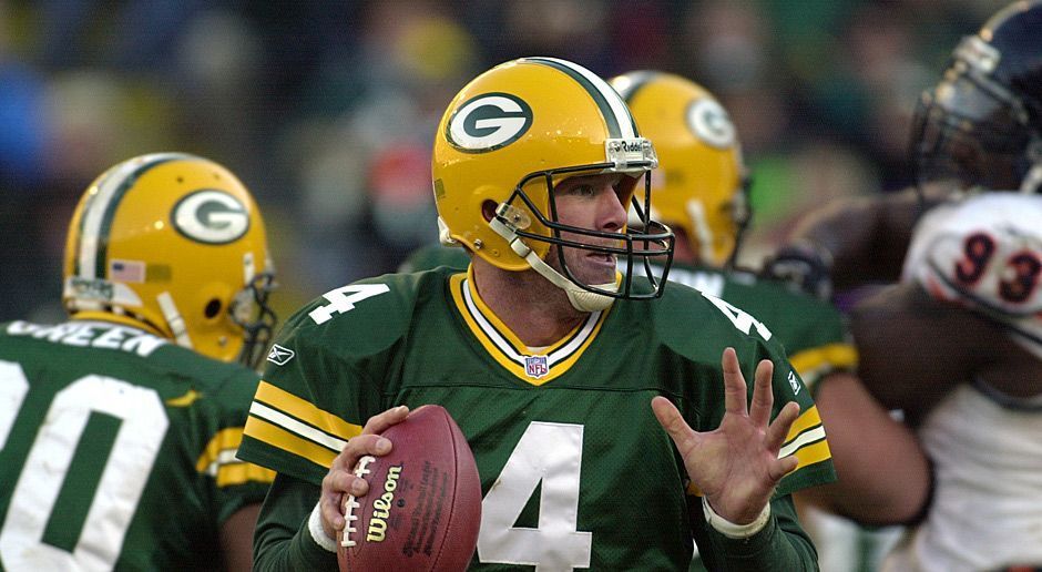 
                <strong>Brett Favre 2001</strong><br>
                Rekorde, Rekorde, Rekorde: Nach seinem ersten Spiel für die Packers spielte Favre 321 Partien am Stück. Das hat ihm bis heute kein anderer Spieler nachgemacht. Auch den Rekord für Passing Yards hielt er mit 71,838 bis vor kurzem. Peyton Manning überholte ihn aber im Herbst 2015. Allerdings gehört zu Favres Bilanz auch ein Negativ-Rekord. 336 Pässe landeten beim Gegner, kein Quarterback warf mehr Interceptions.
              