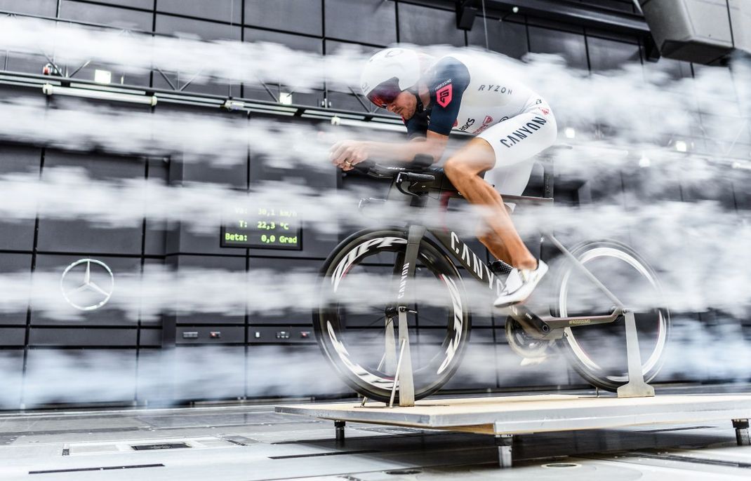 Auch für Fahrradfahrer wie den zweimalige Ironman-Weltmeister Jan Frodeno ist der Luftwiddrstand ein entscheidendes Hindernis - und optimiert seine Aerodynamik im Windkanal.