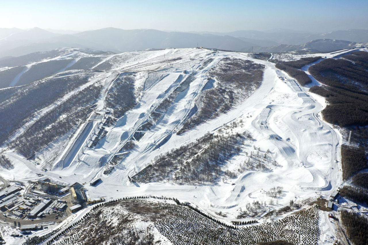 Genting Snow Park: Die Snowboard- und Skifreestyle-Wettbewerbe finden ebenfalls im Zhangijakou-Gebiet statt. Hierfür wurde der Genting Snow Park umgebaut. Insgesamt 15.000 Zuschauerinnen und Zuschauer finden hier Platz. Die Umbauten sind aber nur temporär. Was danach wie wieder zurückgebaut werden soll, ist unklar. 