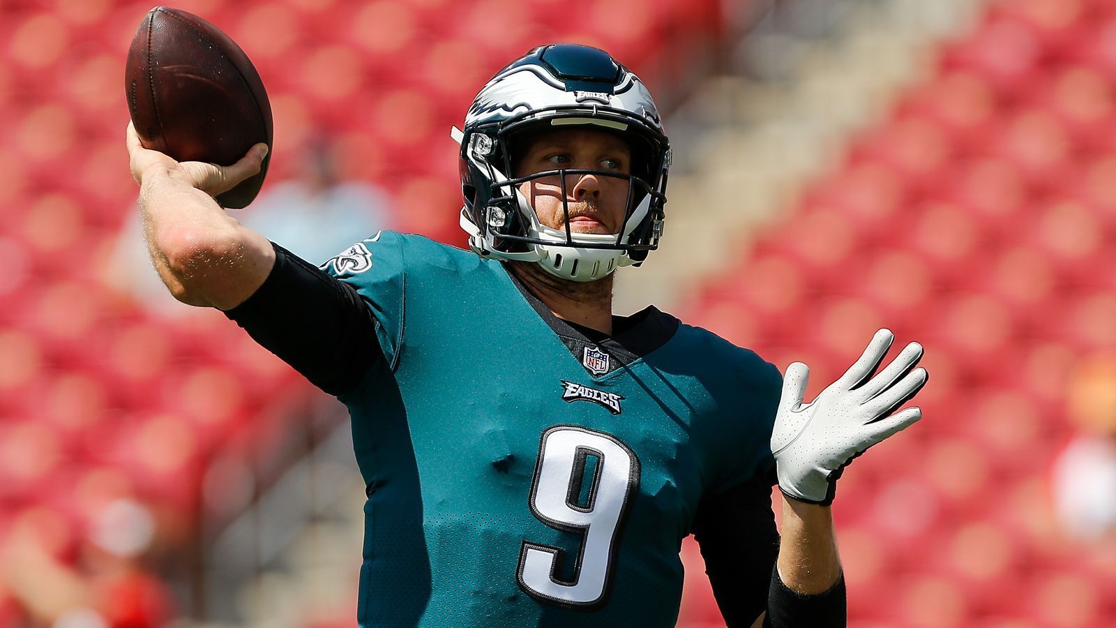 
                <strong>Nick Foles (Philadelphia Eagles) </strong><br>
                Auch Nick Foles wird in der Offseason zum Free Agent. "Holy Nick" hat seine Eagles erneut in die Playoffs geführt und ist in der Divisional-Round nur aufgrund eines Receiver-Fehlers ausgeschieden. Der wahrscheinlich beste Backup-Quarterback der Liga wird wohl nicht bei den Eagles bleiben, da ihm ansonsten ein zu großes Gehalt zustehen würde. Ob es ihn zum direkten Konkurrenten aus der NFC East nach Washington D.C. zieht, bleibt fraglich. 
              