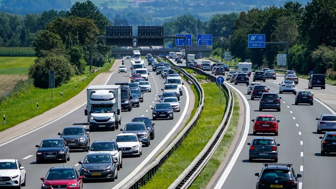 Fahrzeuge stauen sich auf A8