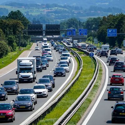 Fahrzeuge stauen sich auf A8