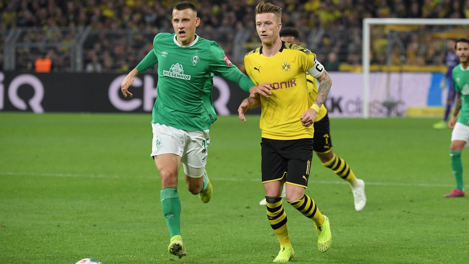 
                <strong>SV Werder Bremen - Borussia Dortmund</strong><br>
                Aus den letzten sieben Bundesliga-Spielen konnte Werder Bremen nur einen Sieg holen, die anderen sechs Begegnungen gingen verloren - so auch kürzlich das Auswärtsspiel in Augsburg (1:2). In der Bundesliga mitten im Abstiegskampf, kommt nun mit Borussia Dortmund im Achtelfinale des DFB-Pokals auch noch ein Team an die Weser, das 2020 in Topform ist. Der BVB um Kapitän Marco Reus (re.) ballerte zuletzt vor allem durch Neuzugang Erling Haaland die Gegner reihenweise vom Feld, kürzlich Union Berlin mit 5:0. Tabellensituation, Formkurve - alles spricht ganz klar für einen weiteren Sieg des BVB in Bremen und dem damit verbundenen Viertelfinal-Einzug im DFB-Pokal. ran.de-Tipp: 1:3
              