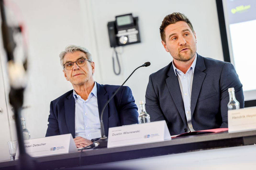 Polizeibeamter a. D. Michael Detscher (links) und Polizeibeamter Dustin Wisnewski bei der Pressekonferenz der Staatsanwaltschaft Duisburg und des Polizeipräsidiums Essen zu dem mehrere Jahre zurückliegenden Mordfall.