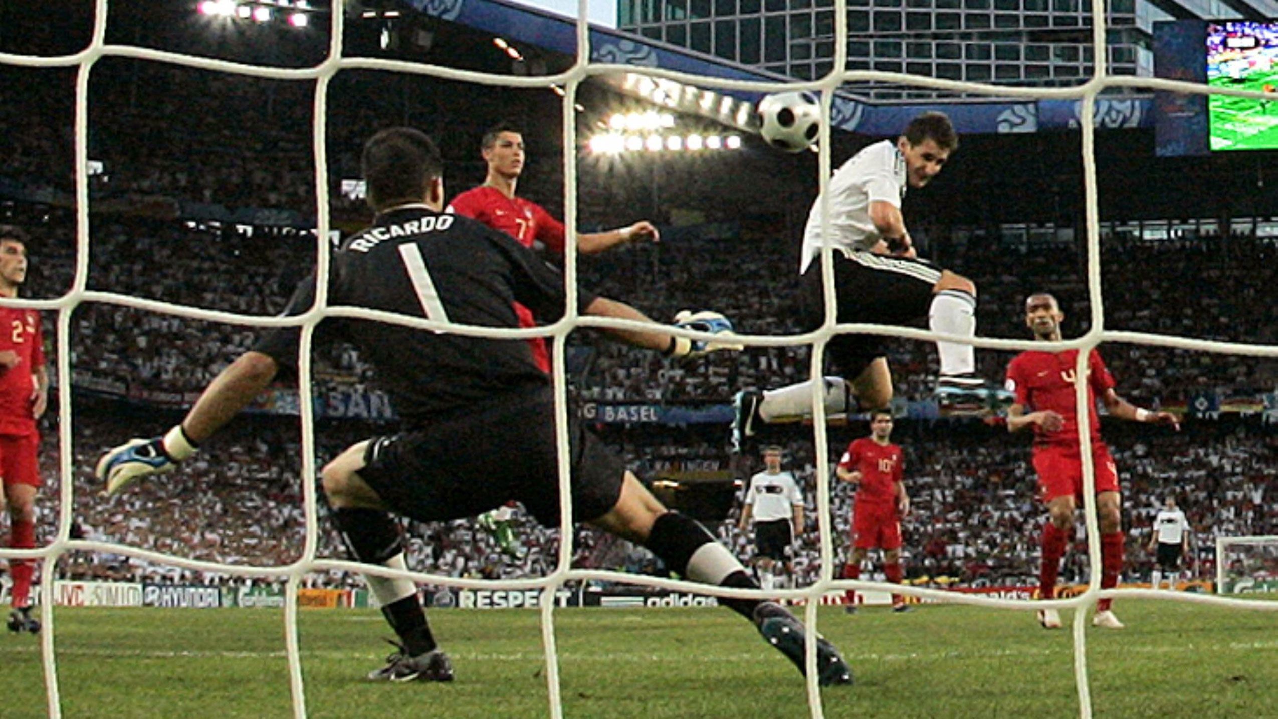 
                <strong>EM-Viertelfinale 2008: GER - POR 3:2</strong><br>
                Das erste Turnier unter Jogi Löw als Cheftrainer. Nachdem man die Gruppenphase hinter Kroatien auf Platz zwei beendet hatte, hieß der Gegner im Viertelfinale einmal mehr Portugal. Schweinsteiger und Klose (Bild) brachten die DFB-Elf mit einem Doppelschlag in der ersten Hälfte in Führung. Zwar konnte Nuno Gomez noch vor der Pause den Anschluss erzielen, aber "El Capitano" Michael Ballack machte nach 61 Minuten den Deckel drauf. Deutschland schlug im darauffolgenden Halbfinale die Türkei, musste sich aber im Finale der "goldenen Generation" Spaniens geschlagen geben. 
              