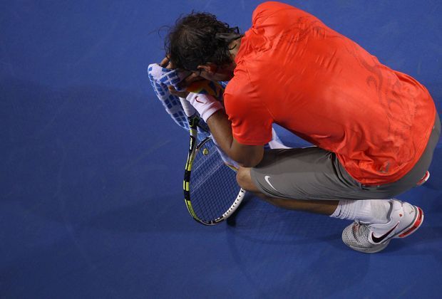 
                <strong>Januar 2011, Muskelfaserriss im Oberschenkel </strong><br>
                In drei Sätzen schied Nadal im Australian-Open-Viertelfinale in Melbourne gegen seinen spanischen Landsmann David Ferrer aus. Nadal zog sich schon früh einen Muskelfaserriss im linken Oberschenkel zu.
              
