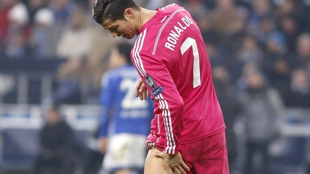 
                <strong>Krankenakte: Cristiano Ronaldo</strong><br>
                Nachdem er 2014/15 nur ein Spiel verpasste, fiel er zum Ende der letzten Saison wegen eines Muskelfaserrisses für drei Partien aus. Im spannenden Ligaendspurt gewann Real auch ohne ihn. Beim Hinspiel im Champions-League-Halbfinale gegen Manchester City konnte er auch nicht antreten. Zusammengerechnet fehlte er dem spanischen Spitzenklub in sieben Jahren bislang bei 26 Spielen. Manch einen Star hat es in der Zeit deutlich härter getroffen.
              