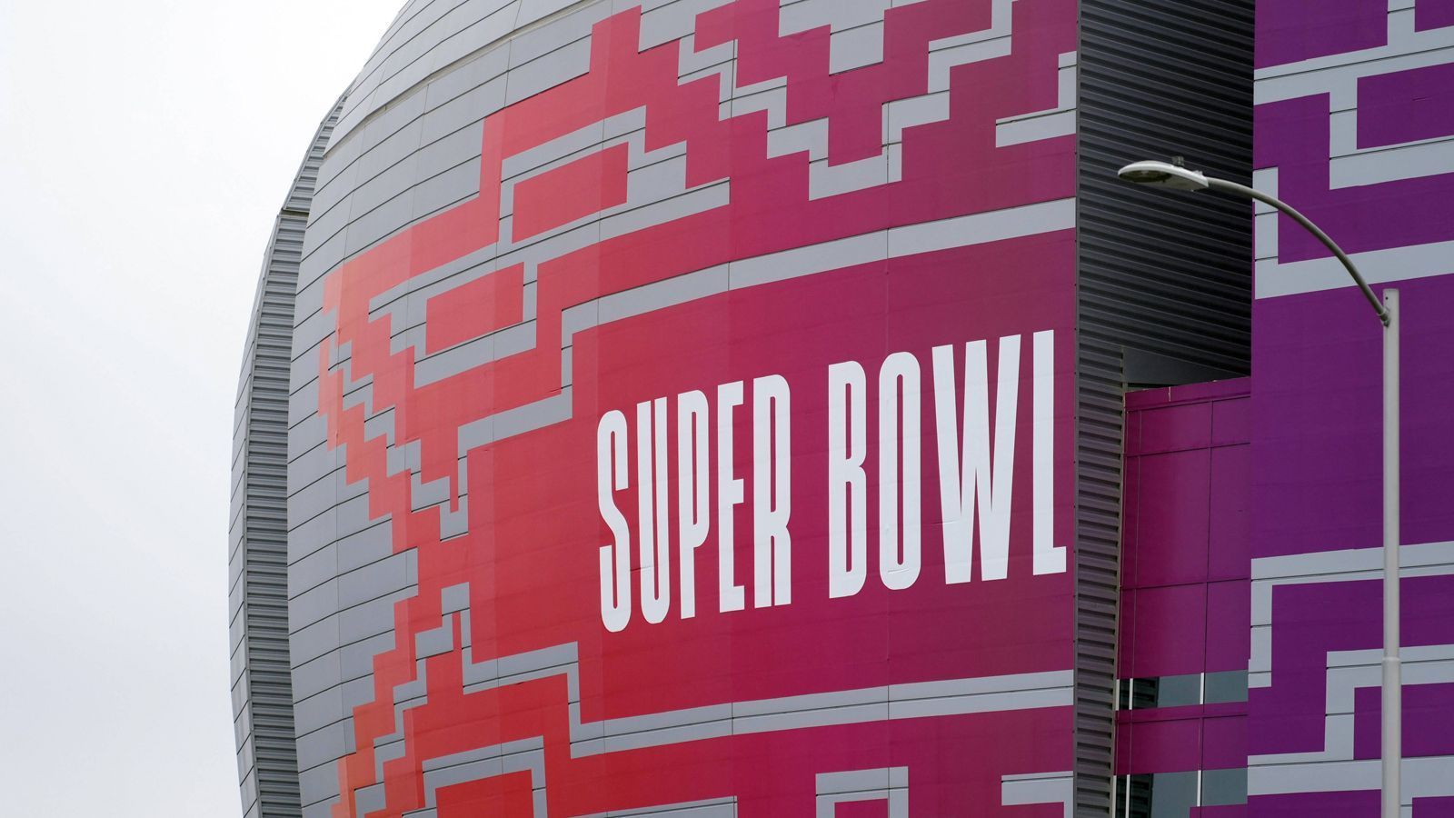 
                <strong>Tickets teurer als letztes Jahr</strong><br>
                Zum Vergleich: Beim letztjährigen Super Bowl in Los Angeles lag der niedrigste Preis für ein Ticket knapp über 5.800 US-Dollar. Wer einen der besten Plätze an der Mittellinie haben will, muss 40.723 US-Dollar blechen.
              