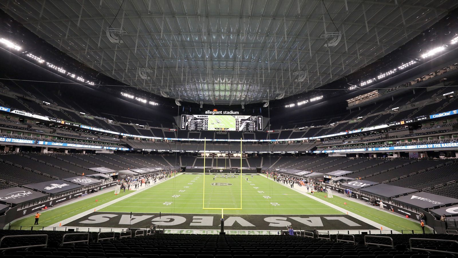 
                <strong>Gewinner: Vegas, Baby </strong><br>
                Willkommen in der Stadt der Sünden. Eine Sünde begehen die Raiders aber nicht, machen das, was die Fans, die Stadt, das Land erwartet: Gewinnen ihr erstes Heimspiel im Allegiant Stadium. Zwar ohne Zuschauer, aber ein Sieg ist ein Sieg. Sin City darf jubeln - hoffentlich bald auch mit den Fans. Und nebenbei ist es der zweite Sieg im zweiten Spiel für Jon "Chucky, die Mörderpuppe" Gruden und seine Jungs.
              