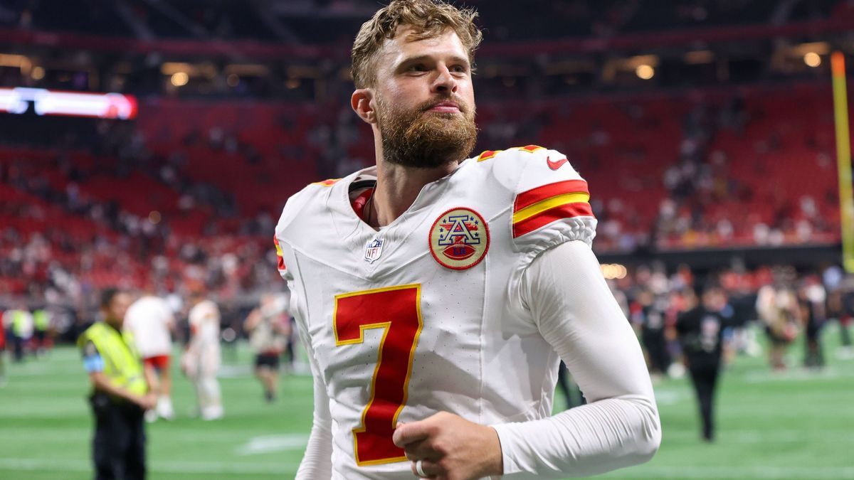 NFL, American Football Herren, USA Kansas City Chiefs at Atlanta Falcons Sep 22, 2024; Atlanta, Georgia, USA; Kansas City Chiefs place kicker Harrison Butker (7) runs off the field after a victory ...