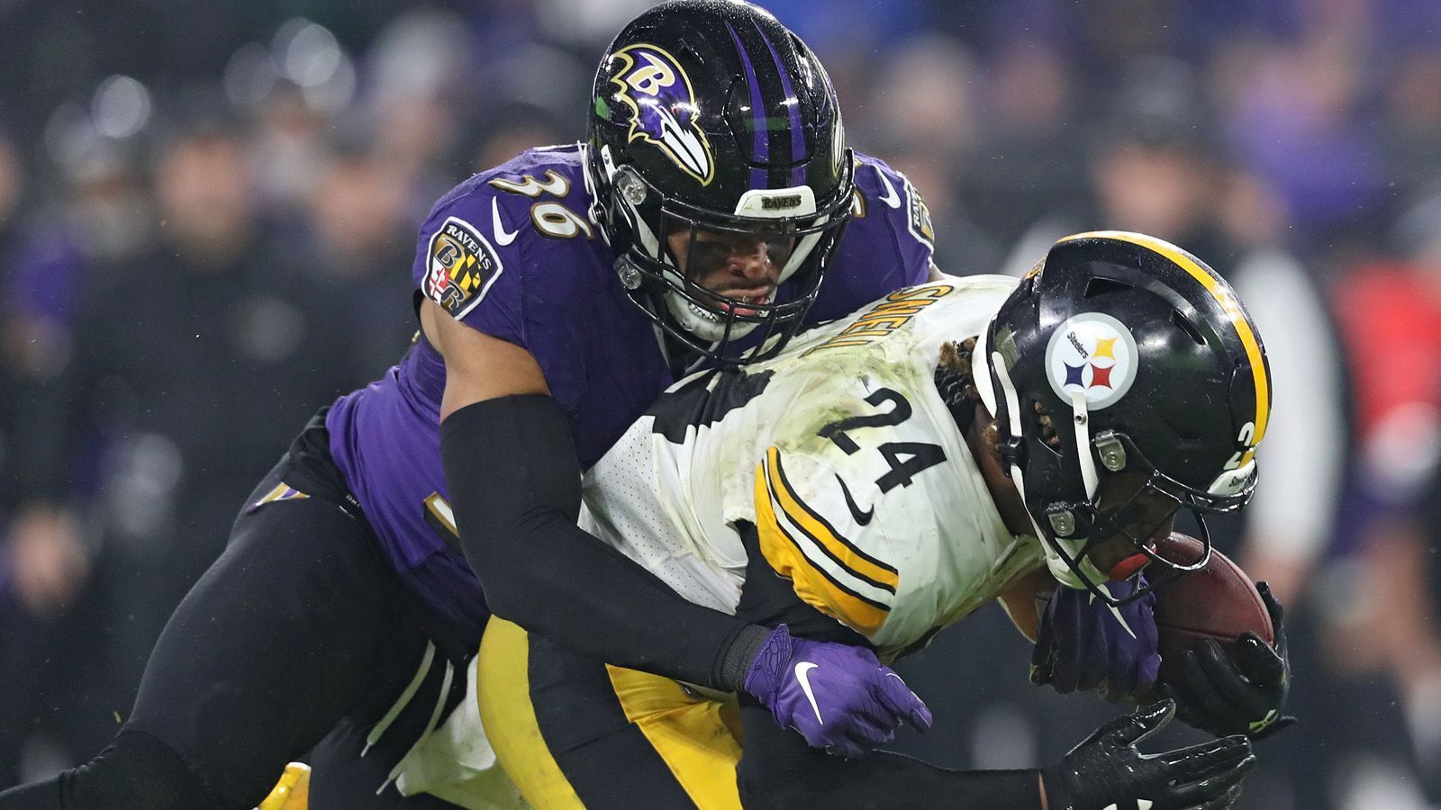 
                <strong>Defense: Baltimore Ravens</strong><br>
                Die Defense der Baltimore Ravens präsentierte sich gegen die Pittsburgh Steelers in bestechender Form. So ließen die Mannen von Head Coach John Harbaugh nur zehn Punkte insgesamt zu. Beim 28:10-Heimsieg verzeichneten die Ravens eine Interception, drei Sacks und zwangen die Steelers zu zwei Fumbles.Gesamtpunktzahl: 17
              