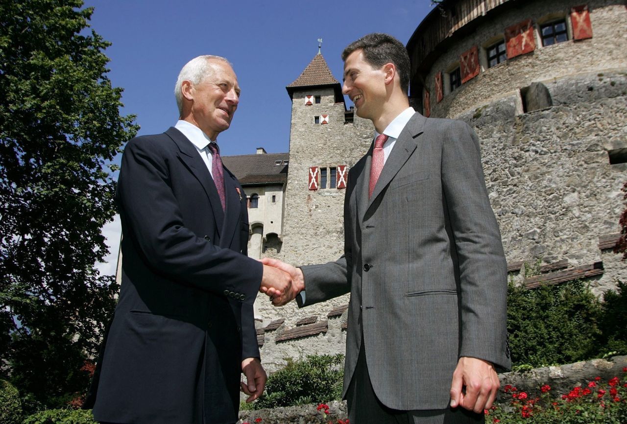 Liechtenstein: konstitutionelle oder parlamentarische Monarchie. Oberhaupt: Fürst Hans-Adam II. beziehungsweise dessen Sohn Alois (seit: 2004)