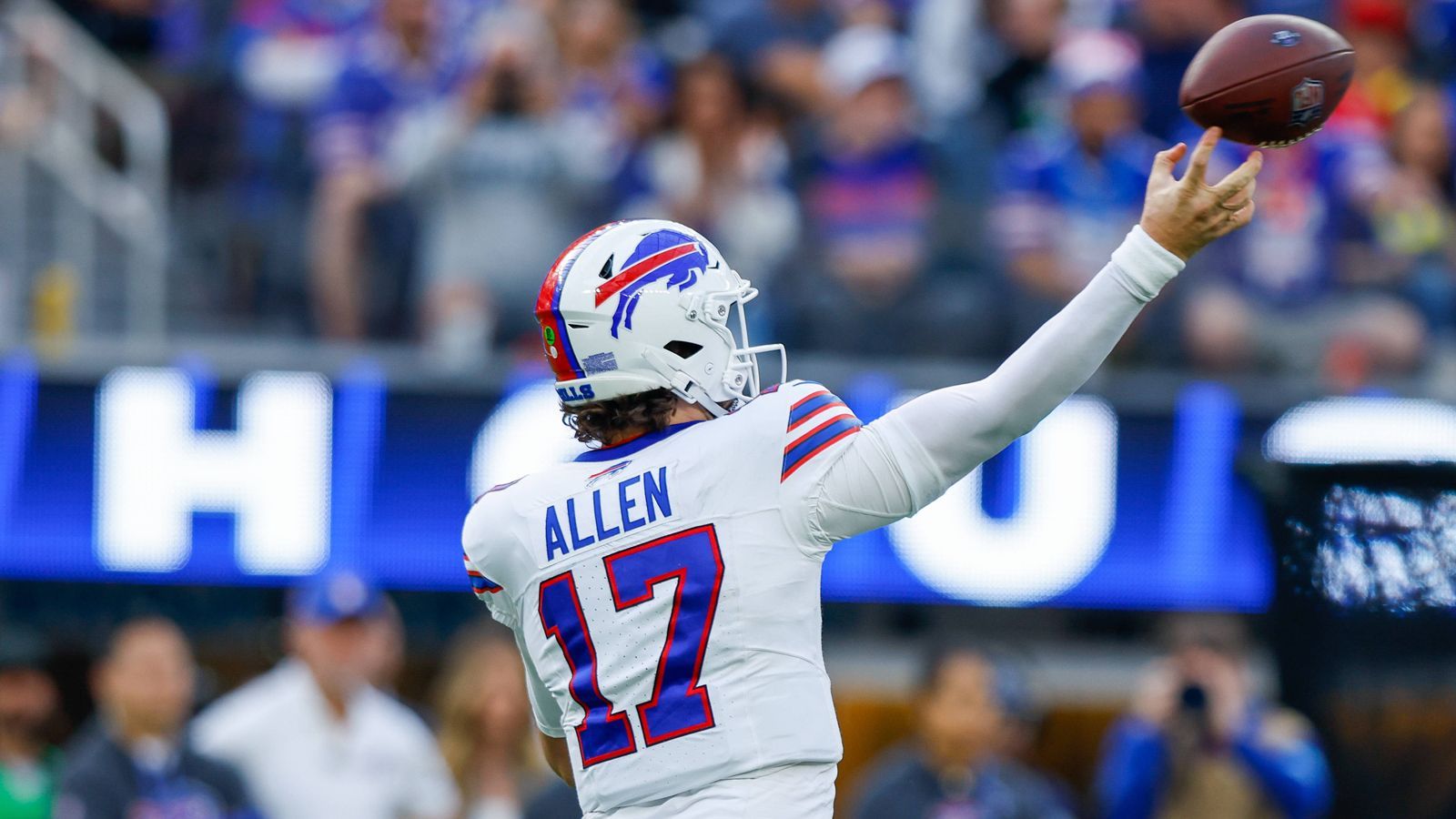 <strong>Die MVP-würdigen Zahlen des Josh Allen</strong><br>In bisher 14 Spielen 2024 verbucht Allen 3.395 Pass-Yards (Platz 8 unter allen Quarterbacks), 25 Touchdown-Pässe (Platz 6) und nur fünf Interceptions. Hinzu kommen 484 Yards und elf Touchdowns auf dem Boden. Macht zusammen 3.879 Yards und 36 Touchdowns. Vor allem in letzter Zeit konnte der 28-Jährige seine Vielseitigkeit besonders unter Beweis stellen und war von kaum einer Defense in den Griff zu bekommen.