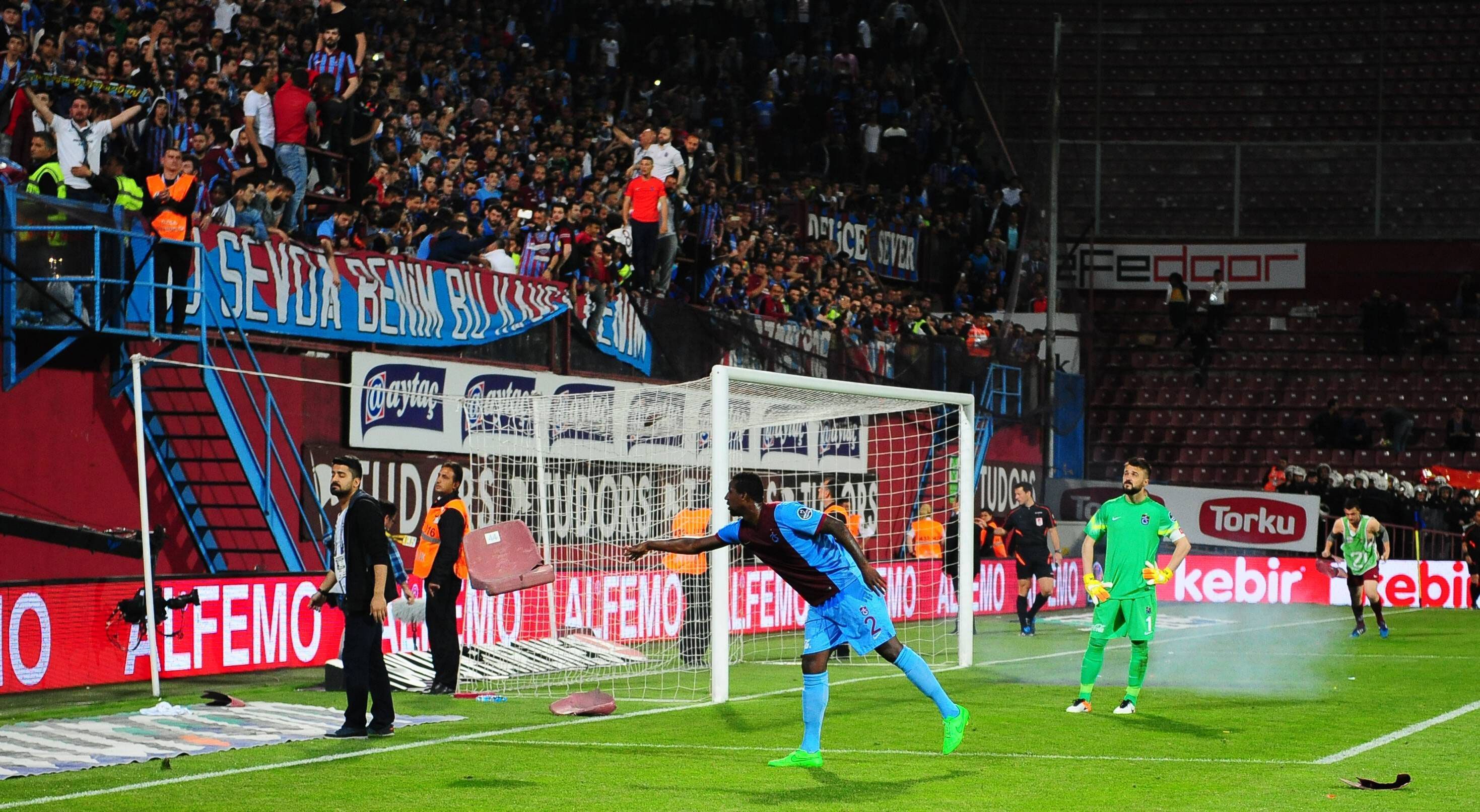 
                <strong>Trabzonspor gegen Fenerbahce</strong><br>
                Die aufgebrachten Fans werfen abgerissene Stadionsitze und Böller auf das Spielfeld. Die Spieler sind mehr mit Aufräumarbeiten beschäftigt als mit Fußball.
              