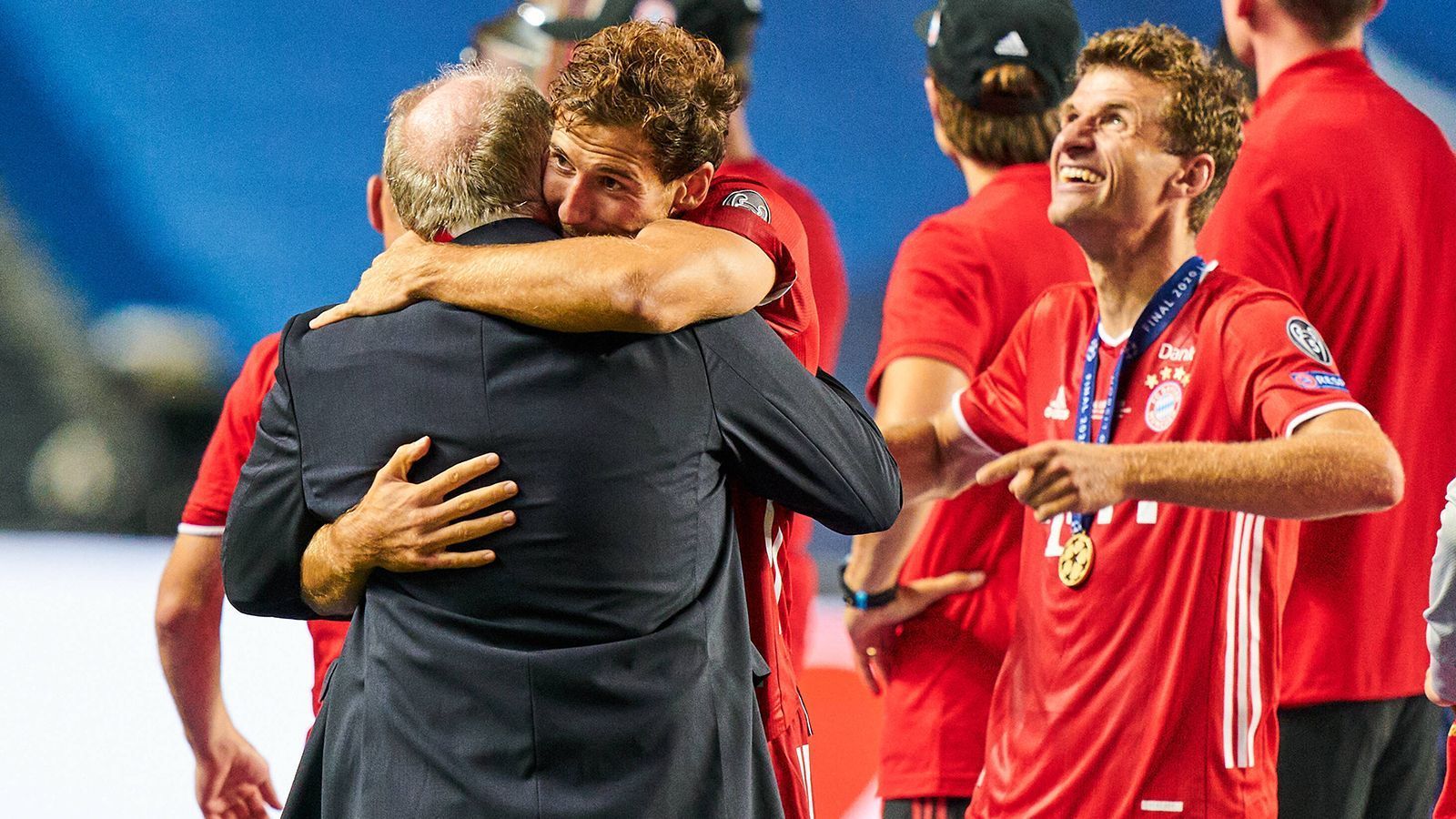 
                <strong>Müller und Bayern mit atemberaubender Saison</strong><br>
                Die Bayern spielen unter Flick und mit einem glänzend aufgelegten Müller eine der besten Saisons der Vereinsgeschichte. Am Saisonende steht nach 2013 das zweite Triple in der Müller-Ära. Der Ur-Münchener steht wettbewerbsübergreifend bei wahnsinnigen 40 Torbeteiligungen und ist eines der Herzstücke dieser fantastischen Saison. Spätestens jetzt hat Löw eigentlich schon keine Wahl mehr.
              